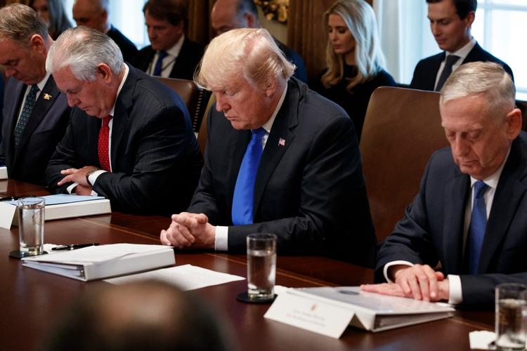 Den amerikanske præsidident beder en stille bøn under et regeringsmøde onsdag aften. Efter regeringsmødet fastslog Donald Trump, at den tid er forbi, hvor man både kan modtage støtte fra USA og stemme imod USA i FN.    