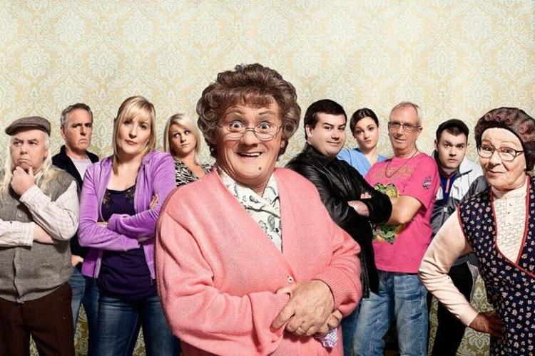 'Mrs Brown's Boys' er en britisk komedieserie, der handler om den irske matriark Mrs Brown hvis yndlingsbeskæftigelse er at blande sig i sine seks børns liv. Hovedrollen spilles af den mandlige irske komiker Brendan O'Carroll, der også har skrevet serien. 