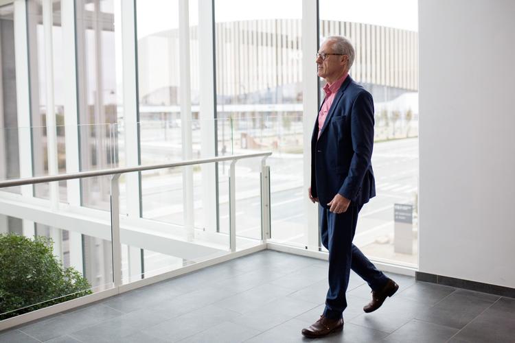 Hver dag, Enver Hansen går på arbejde, har han udsigt til Royal Arena.
   