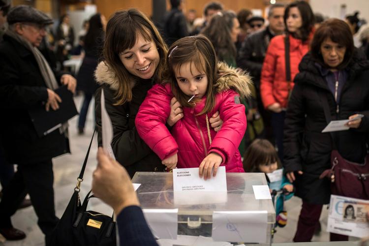 Catalonierne går til valg i dag. Resultatat af afstemningen ventes først sent i aften. 