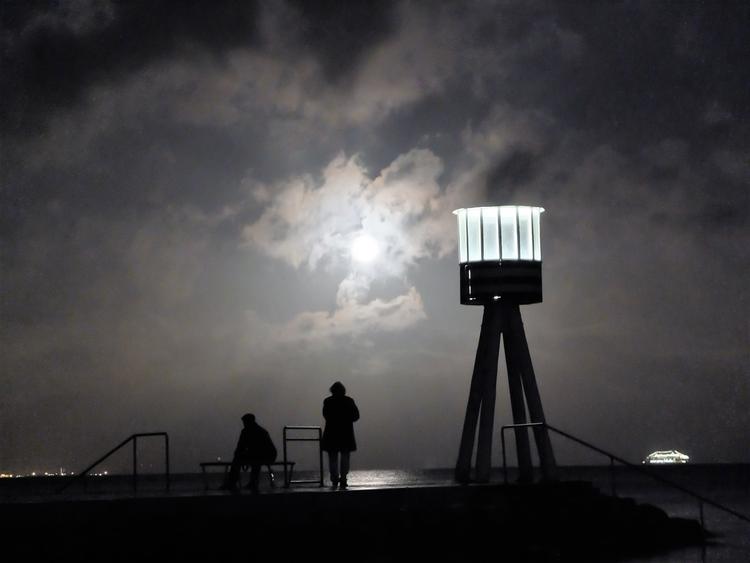 Supermåne. Den 3. december 2017 spejlede supermånens skær sig i Øresund, her på Bellevue strand nord for København. Den 2. januar får man en ny chance for at se supermånen, hvis den ikke gemmer sig bag et tungt skydække. Foto: Lasse Foghsgaard 