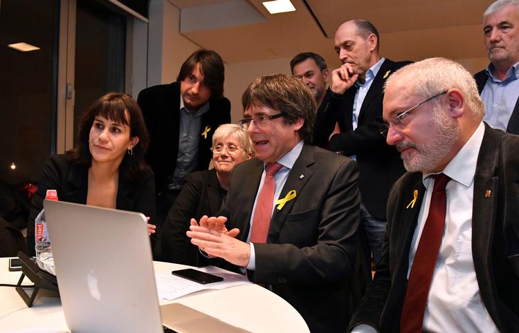 Den tidligere præsident for det regionale selvstyre Carles Puigdemont følger valgets gang fra Belgien.   