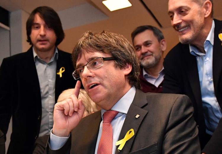 Den tidligere præsident for selvstyret, Carles Puigdemont, og fire af hans tidligere ministre er i eksil i Belgien. 