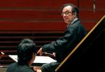 Charles Dutoit, kunstnerisk leder af London Filharmonikerne, anklages nu for grove krænkelser af kvindelige sangere.  
   Alex Brandon/AP