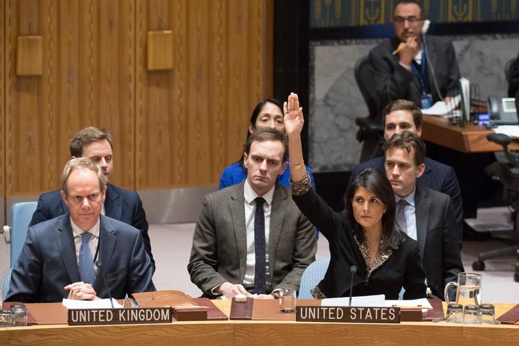USA's FN-ambassadør Nikki Haley stemmer imod resolutionen. Men det gør en af USA's allernærmeste allierede, Storbritannien, ikke. 
  