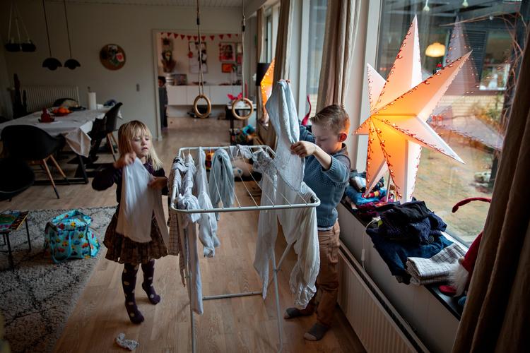 At hænge vasketøj til tørrer er en af de nyere pligter, som Adam på 6 år og Sofia på 4 år er blevet introduceret til.  