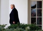 Præsident Donald Trump alene på vej ud af Det Hvide Hus. 