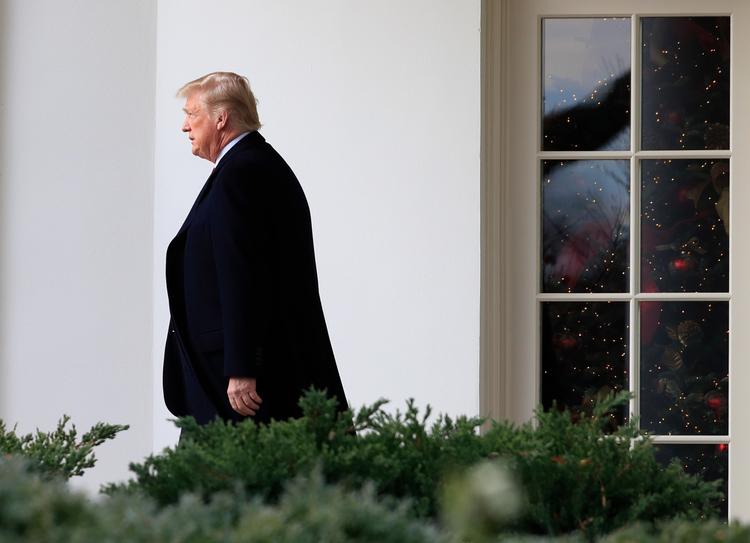 Præsident Donald Trump alene på vej ud af Det Hvide Hus. 