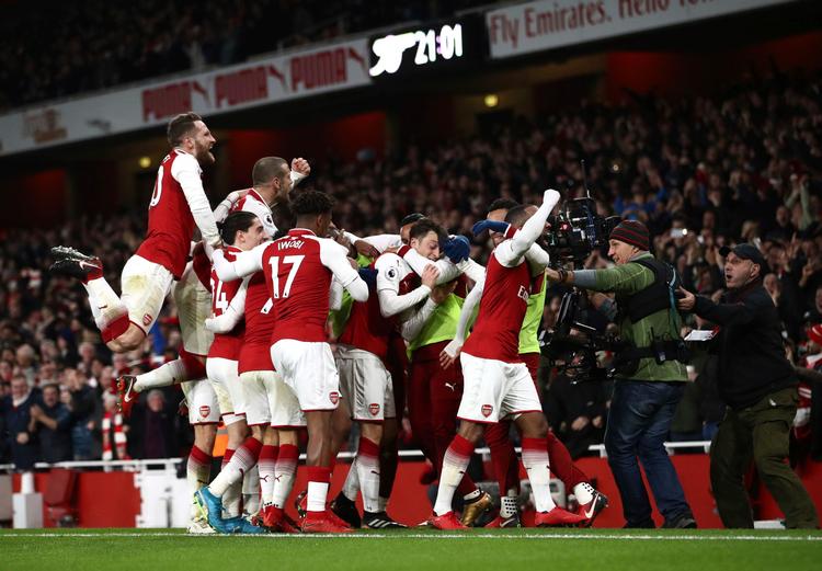 Stemningen på Emirates var forrygende, da 0-2 blev til 3-2. 