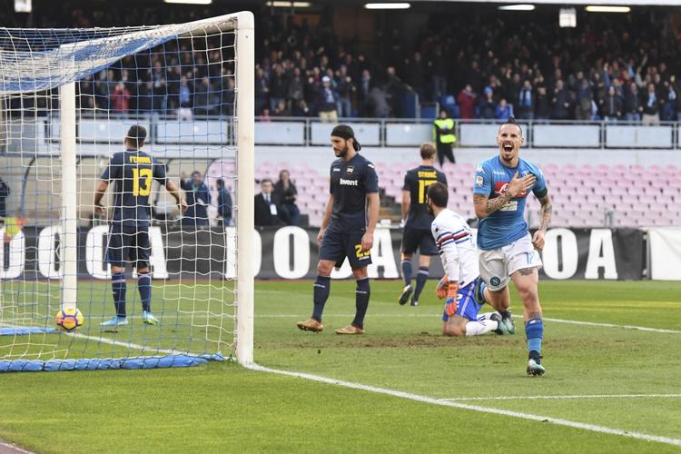 Alle kampens fem mål blev scoret i de første 39 minutter, det sidste af Marek Hamsik, da Napoli vandt 3-2 over Sampdoria i Serie A. 