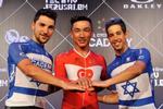Ahmet Örken (i midten) sammen med sine nu forhenværende israelske holdkammerater Roy Goldstein og Guy Sagiv, mens alt endnu var fryd og gammen ved Israel Cycling Academys præsentation i begyndelsen af denne måned. Foto: Israel Cycling Academy). 