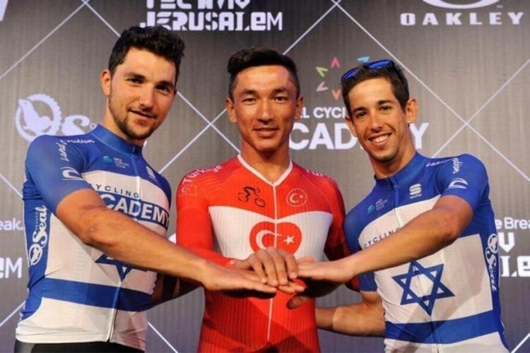 Ahmet Örken (i midten) sammen med sine nu forhenværende israelske holdkammerater Roy Goldstein og Guy Sagiv, mens alt endnu var fryd og gammen ved Israel Cycling Academys præsentation i begyndelsen af denne måned. Foto: Israel Cycling Academy). 