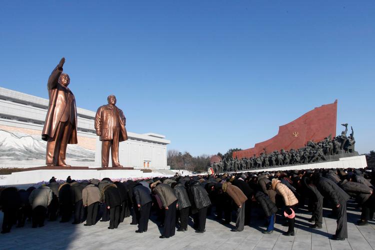 En del af den nordkoreanske befolkning var samlet 17. december på årsdagen for den tidligere leder Kim Jong Ils død. 