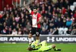 Dommeren registrerede ikke, at Charlie Austin sparkede Jonas Lössl i hovedet, men Southamptons angriber er efterfølgende straffet for voldelig adfærd. 