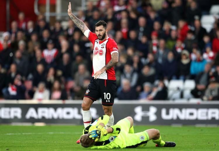Dommeren registrerede ikke, at Charlie Austin sparkede Jonas Lössl i hovedet, men Southamptons angriber er efterfølgende straffet for voldelig adfærd. 