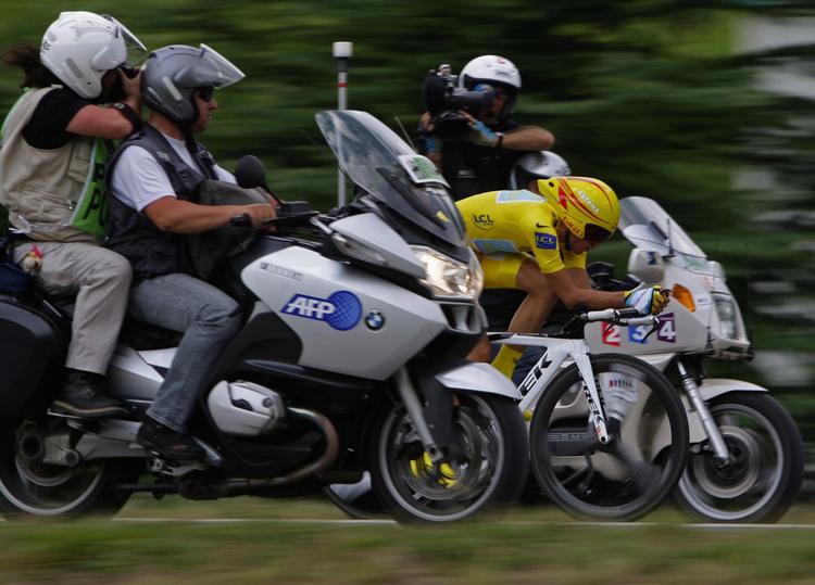 Blandingen af cykler og motorcykler i cykelløbene er i følge den danske sportsdirektør Brian Holm et voksende problem, der bør skrides ind over for. 
   