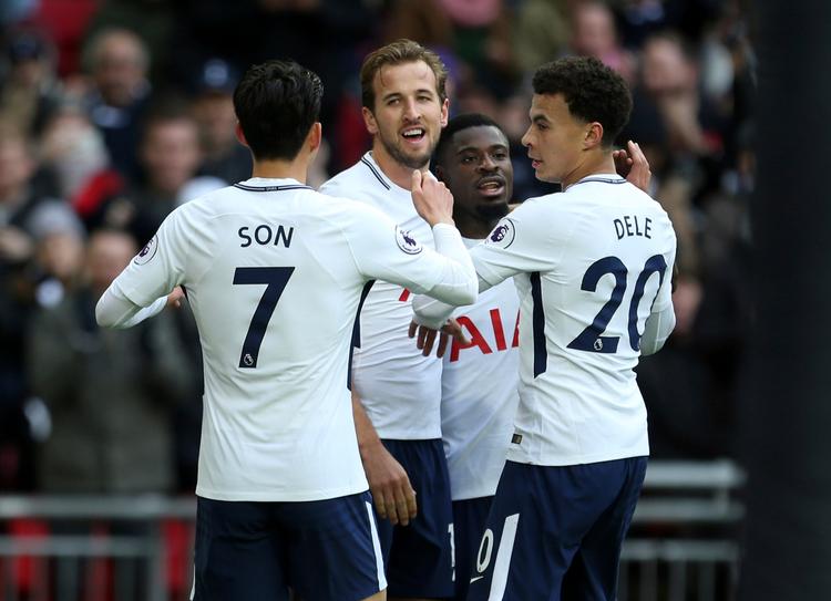 Harry Kane fejres af holdkammeraterne efter endnu en målopvisning i Premier League, hvor frontløberen er nr. 1 på topscorerlisten.
   