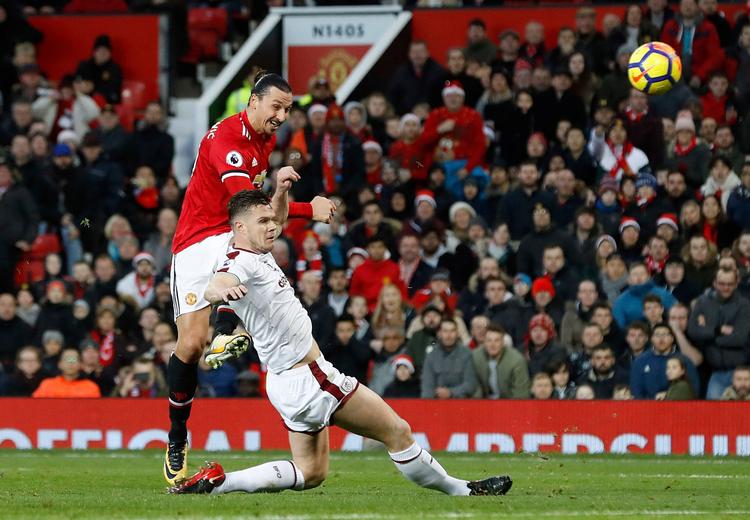 Zlatan Ibrahimovic var tirsdag med fra start hos Manchester United, men han måtte finde sig at blive taget ud efter 1. halvleg, og hans afløser, Jesse Lingard, scorede herefter begge Uniteds mål i 2-2-kampen på Old Trafford mod Burnley.
   
