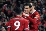 Liverpool-spillerne flokkes om brasilianske Philippe Coutinho, der bragte sit hold foran 1-0 i opgøret mod Swansea City og viste høj klasse.
    
   
