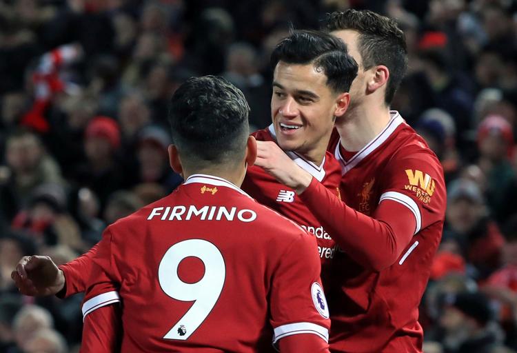 Liverpool-spillerne flokkes om brasilianske Philippe Coutinho, der bragte sit hold foran 1-0 i opgøret mod Swansea City og viste høj klasse.
    
   