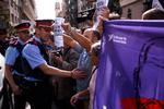 Guardia Civil er forhadte blandt mange  mange catalanere. Her ses de i aktion under uroligheder tidligere på året. 