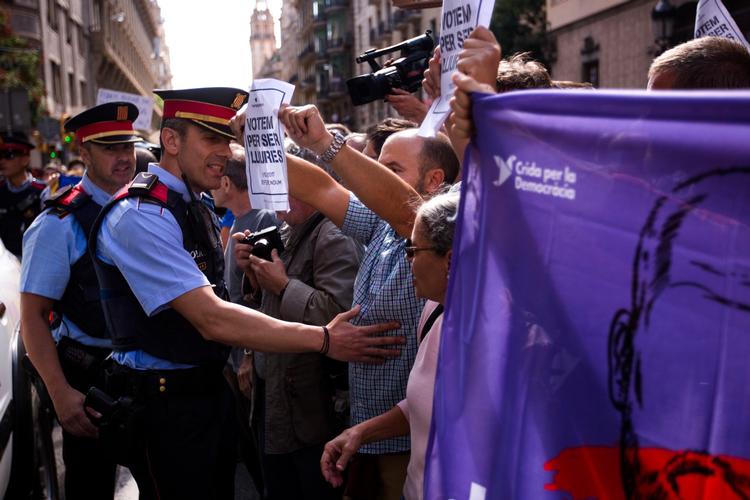 Guardia Civil er forhadte blandt mange  mange catalanere. Her ses de i aktion under uroligheder tidligere på året. 