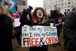En kvinde deltager i en demonstration i Washington forud for afstemningen om ophævelse af netneutralitet i USA 14. december i år. 