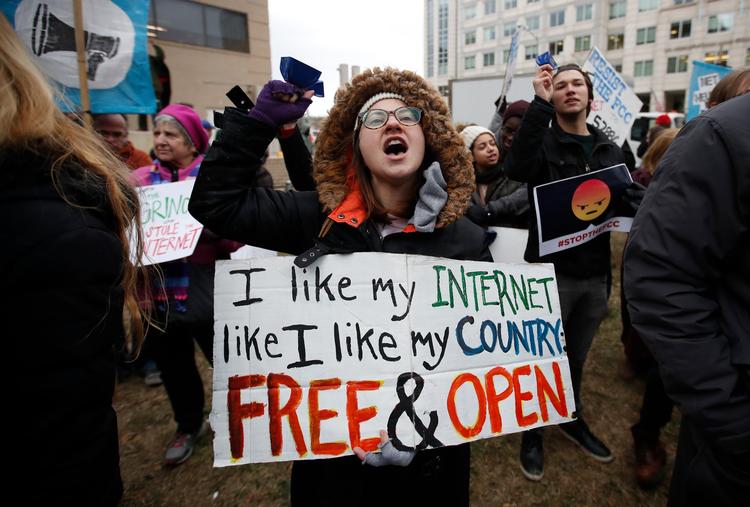 En kvinde deltager i en demonstration i Washington forud for afstemningen om ophævelse af netneutralitet i USA 14. december i år. 