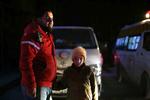Nødhjælpsorganisationen Syrain Arab Red Crescent står for evakueringen af 29 alvorligt syge civile fra Østghouta nær Damaskus. 