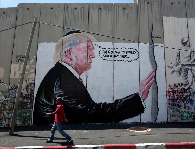 Kunstneren Banksy har tidligere portrætteret Trump med jødisk hovedbeklædning. Nu ser den amerikanske præsident ud til at få en togstation i Israel opkaldt efter sig som tak for at have anerkendt Jerusalem som landets hovedstad. (arkivbillede)
 