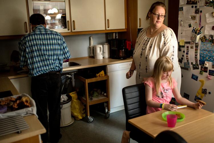 ARKIVFOTO. Lene Kruse var en af de 33.000, der først blev ramt af nye regler om kontanthjælp. Hun er spastisk lammet i det ene ben og har en lille datter Lærke. Hun bor med sin kæreste Leif i hus i Odense.  