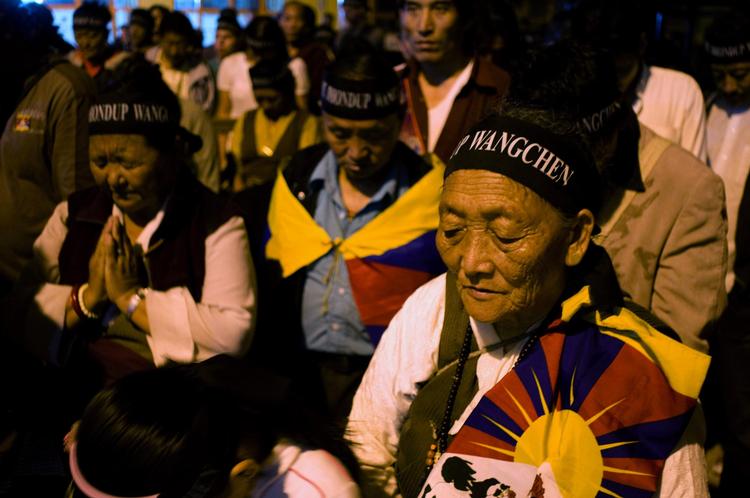 Tibetanere, der lever i eksil i Indien, bad i 2009 for filmmageren Dhondup Wangchen kort efter han var blevet fængslet i Kina. 