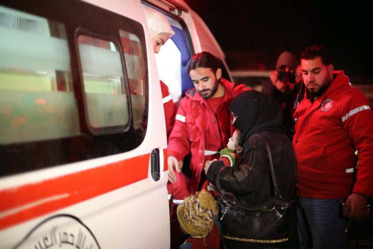 12 børn er indtil videre blevet evakueret fra Damaskus-forstaden Ghouta i Syrien. Flere vil blive evakueret i løbet af i dag. 