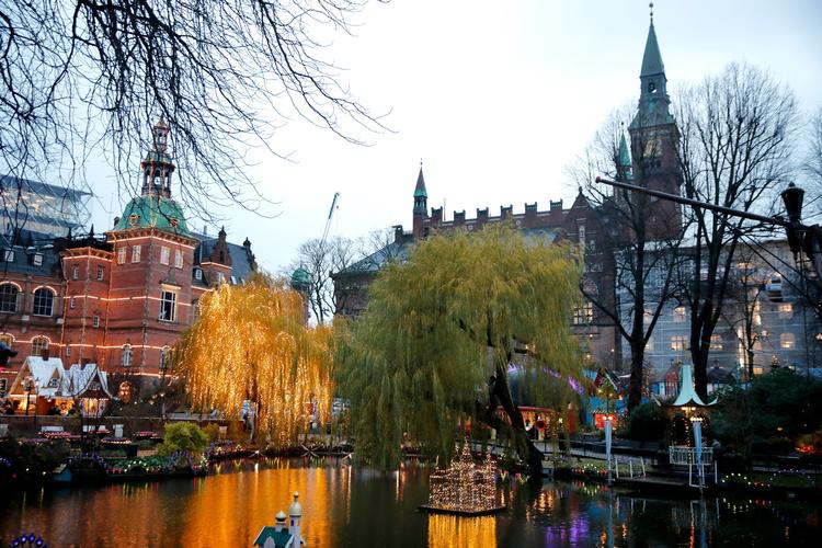 Det har været en lun vinter. Her er det mildt vejr i slutningen af november i Tivoli.  