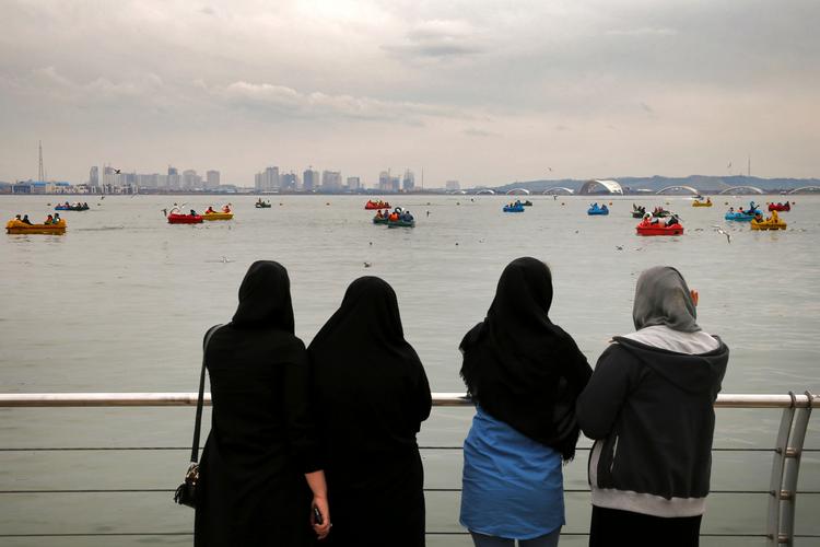 I Iran skal kvinder være iklædt lange frakker, dække håret og deres kvindelige former, men det er langtfra alle (især unge) kvinder der gør det, og nu lemper politiet i Teheran deres kurs over for kvinderne. (arkiv)
   