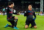 Hector Bellerin (tv.) er klar til at fejre Arsenal-holdkammeraten Alexis Sanchez, der scorede to gange mod Crystal Palace torsdag aften.
   