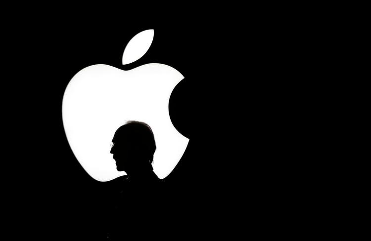 
   I dette arkivfoto fra 2015 går en mand ind foran Apples logo i San Fransisco i USA. (AP Photo/Eric Risberg, File)
   