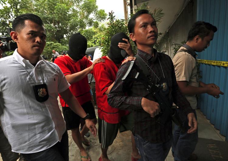 Indonesiske politifolk stormede i oktober i år i homosaunaen T1 Harmoni og arresterede foran rullende kameraer alle de personer, der opholdt sig i saunaen. 