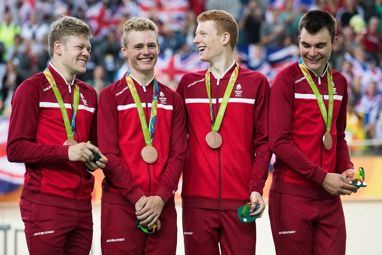Frederik Rodenberg (nr. 2 fra højre) har igen grund til at smile, som da han gjorde det på sejrsskamlen ved OL efter bronzetriumfen i 4 km holdløb sammen med fra venstre Lasse Norman, Niklas Larsen og Casper Folsach.

    