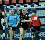 Ved Final 4 i Silkeborg løber København Håndbolds Line Bjørsen jublende tilbage efter scoring mod Aarhus United. 
    
   