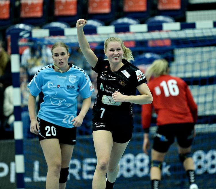 Ved Final 4 i Silkeborg løber København Håndbolds Line Bjørsen jublende tilbage efter scoring mod Aarhus United. 
    
   