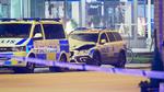 Motorhjelmen og skærmen over det ene forhjul er revet delvist af og krøllet på politibilen i baggrunden ved eksplosionen.  