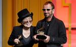 Ringo Starr fotograferet i 2014 sammen med John Lennons hustru, Yoko Ono.  