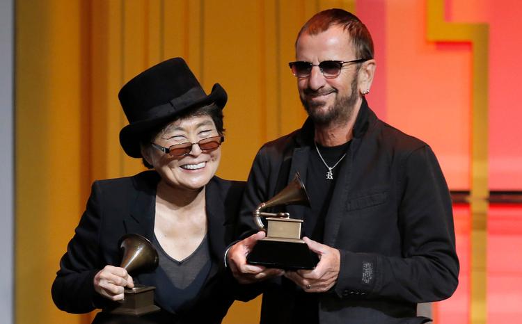 Ringo Starr fotograferet i 2014 sammen med John Lennons hustru, Yoko Ono.  