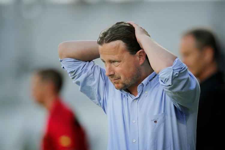42-årige Bo Henriksen er i gang med sin anden sæson som Superligatræner i AC Horsens. Som aktiv spillede angriberen Superligafodbold for OB og Herfølge. 