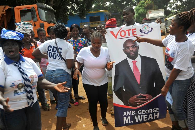 Tilhængere af George Weah fester i Monrovias gader.  