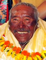 85-årige Min Bahadur Sherchan er en af de seks, der døde, da de i løbet af denne sæson forsøgte at bestige verdens højeste bjerg.  