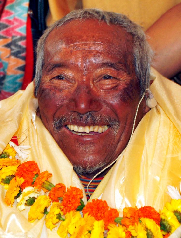 85-årige Min Bahadur Sherchan er en af de seks, der døde, da de i løbet af denne sæson forsøgte at bestige verdens højeste bjerg.  