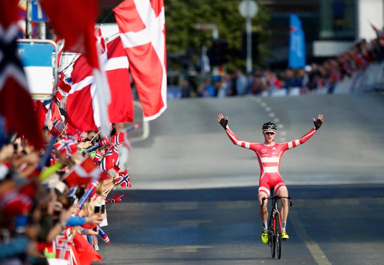 Julius Johansen sejrede suverænt i U19-rytternes landevejsløb ved VM, og nu fører han sig frem på velodromerne.
   