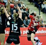 Med fem mål i første halvleg var Estevana Polman (th.) med til at afgøre pokalfinalen. 